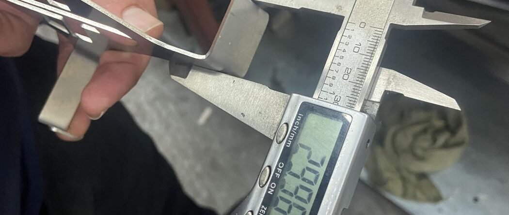 Kesilen parçada kumpas ile ölçü kontrolü