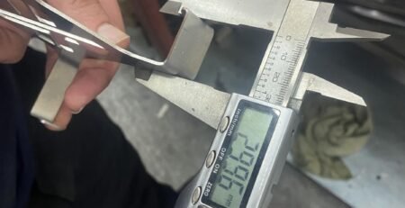 Kesilen parçada kumpas ile ölçü kontrolü