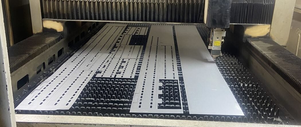 Lazer kesim tablasında kesilmiş sac