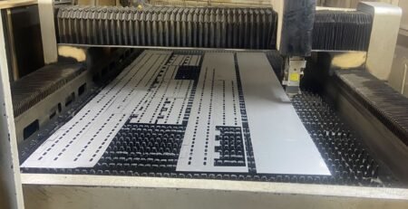 Lazer kesim tablasında kesilmiş sac