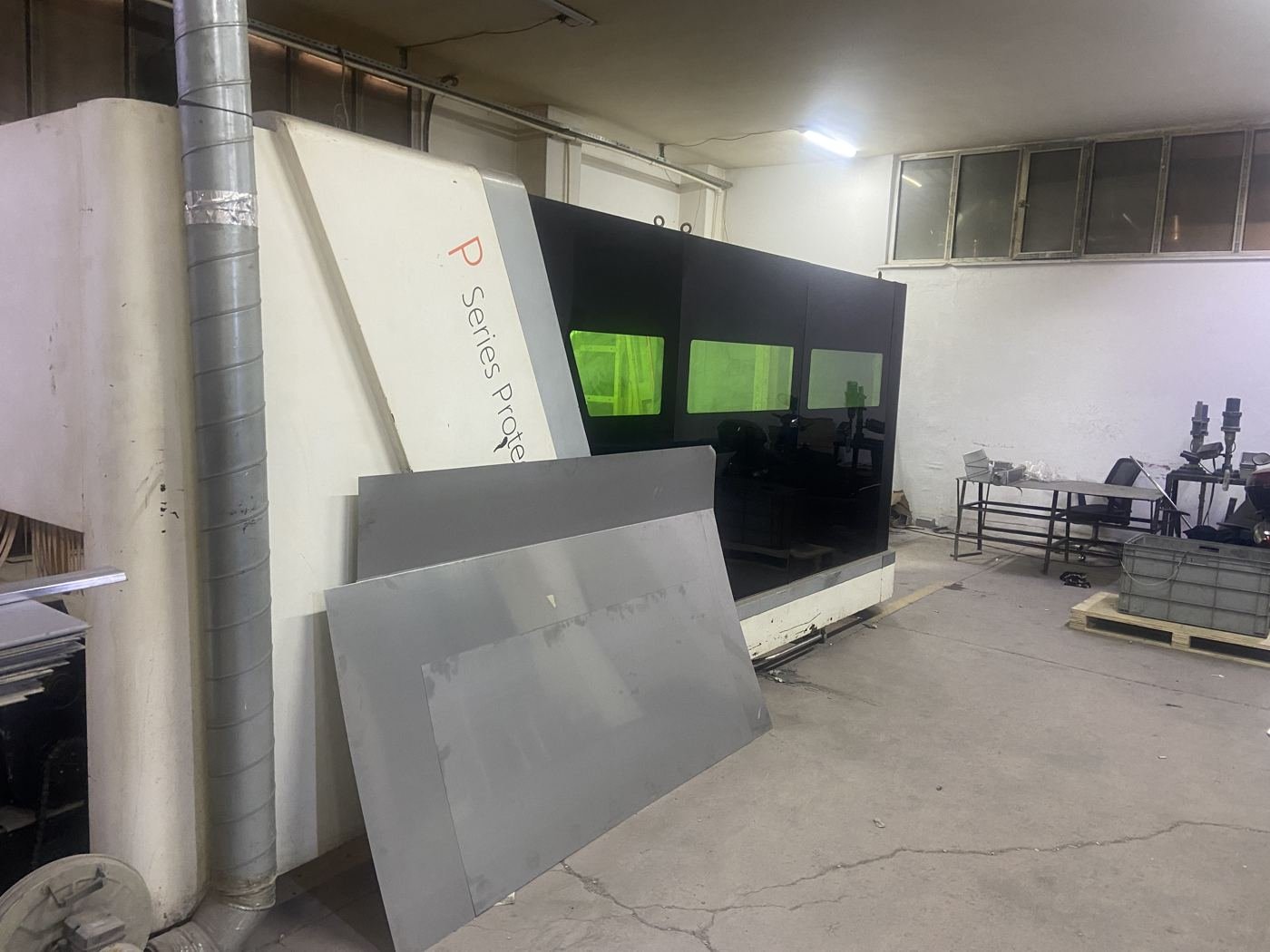 Özyıldızlar Çelik Tuzla atölyesindeki fiber lazer kesim makinesi